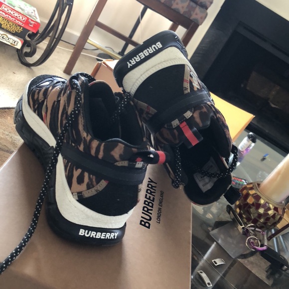 Burberry shoes - Picture 3 of 4